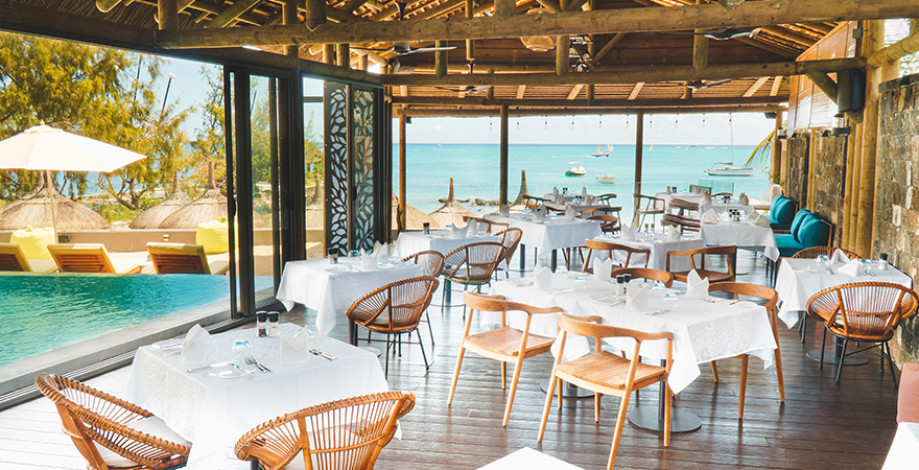 _0001_restaurant_area_with_pool_and_beach_view_1.jpg