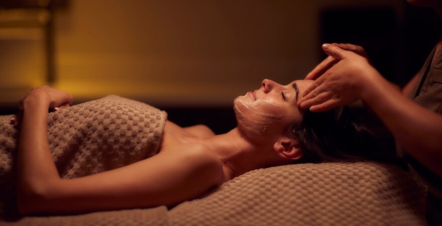 Aesthetya_Spa_aqua-sana-2022-treatment-elemis-superfood-facial-female-sf-001_cropped