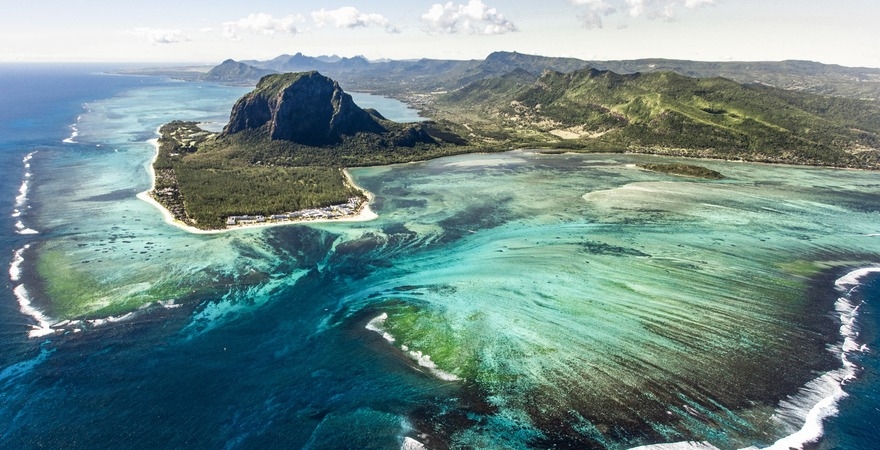 Mauritius_Helicopter_Limited_542366443_1210736044411063_1933828457226474264_n_cropped